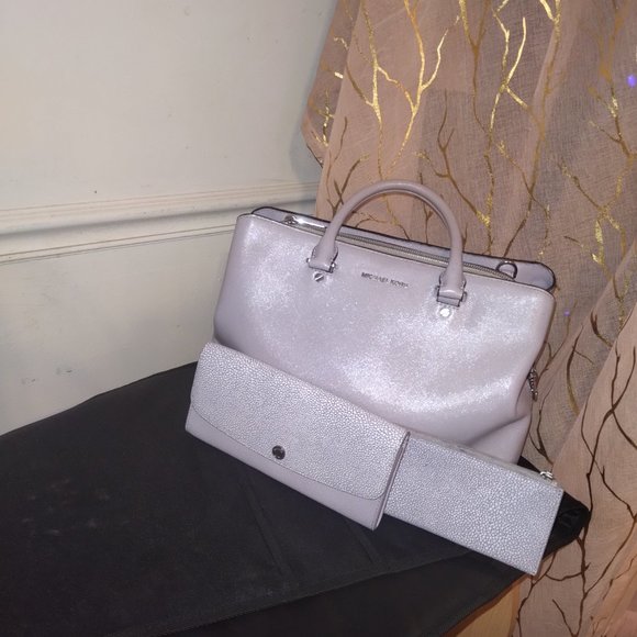 Michael Kors Collection: Savannah Large Satchel - Picture 3 of 4